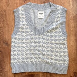 Abercrombie & Fitch Light Gray and Cream Houndstooth V-Neck Sweater Vest